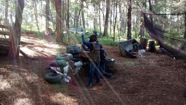 Partido de paintball en nuestro campo de batalla natural